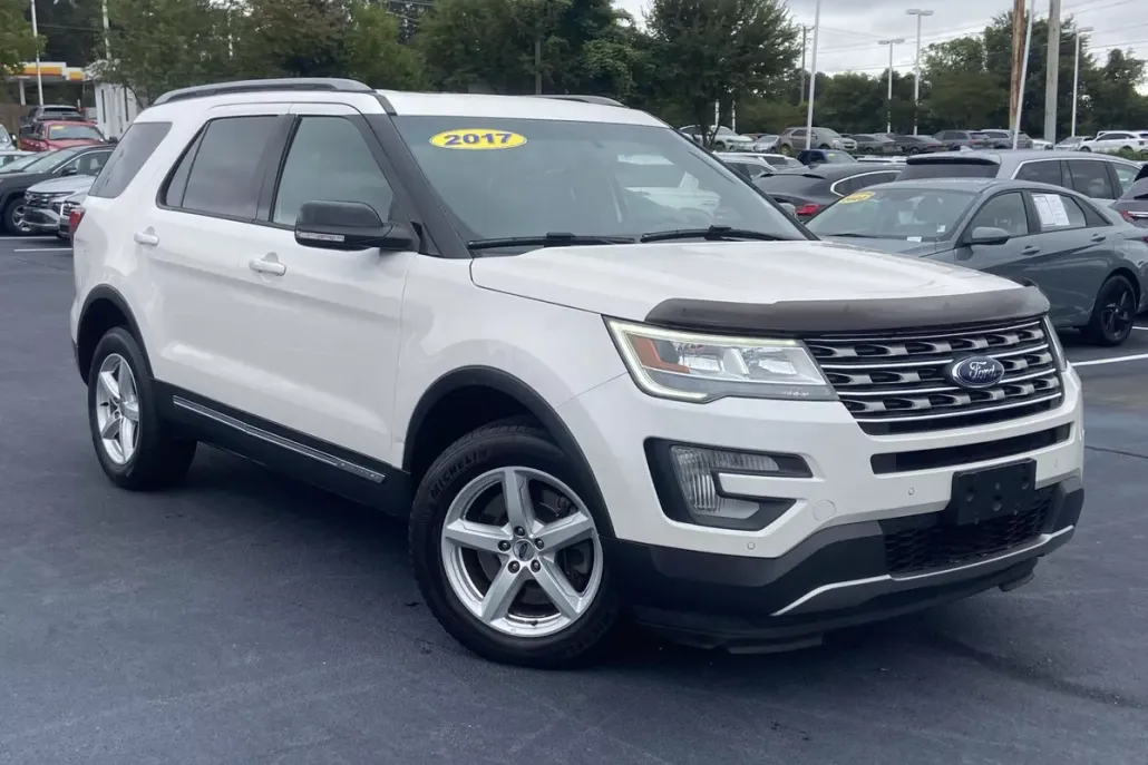 2017 Ford Explorer XLT photo 1