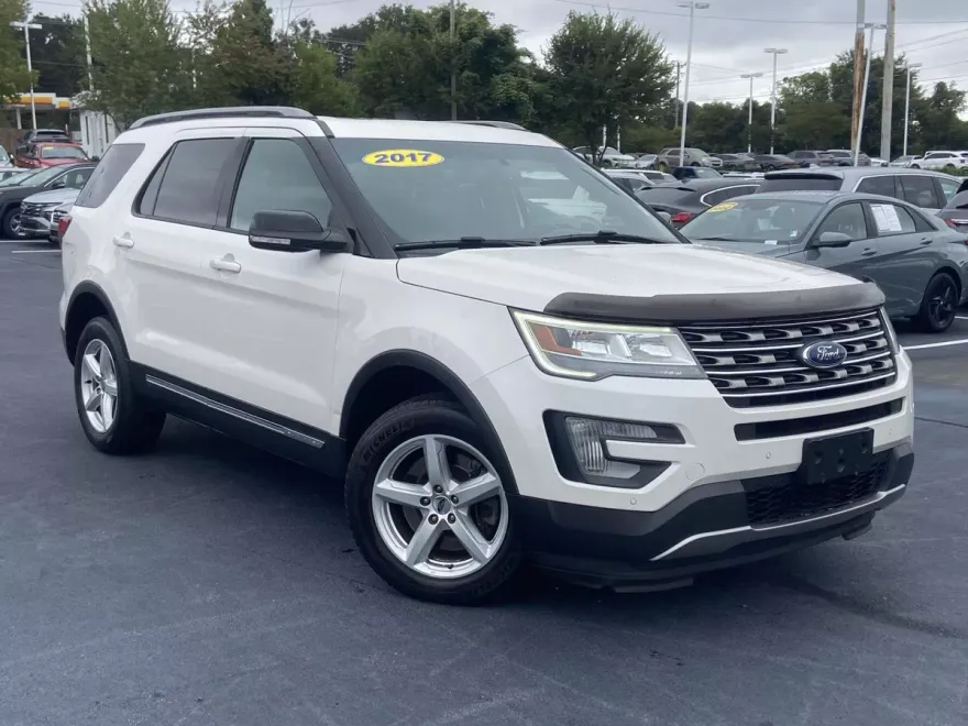 2017 Ford Explorer XLT photo 1