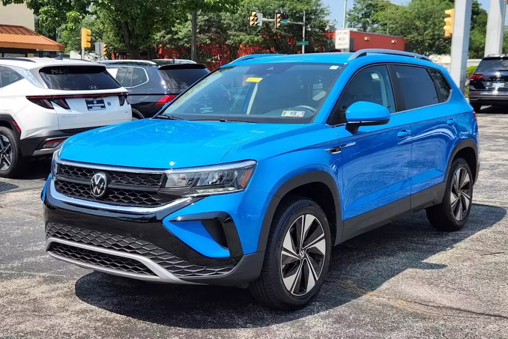 2024 Volkswagen Taos SE photo 1