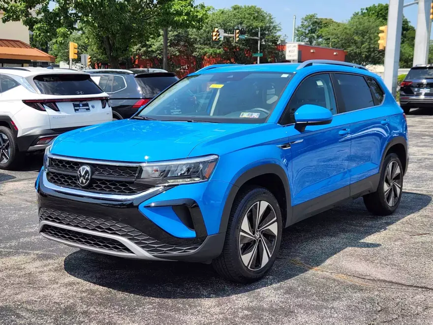 2024 Volkswagen Taos SE photo 1