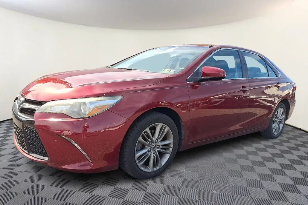 2016 Toyota Camry SE photo 1
