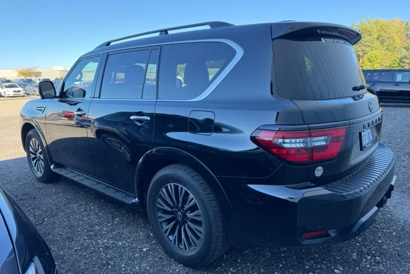 2023 Nissan Armada SL photo 1