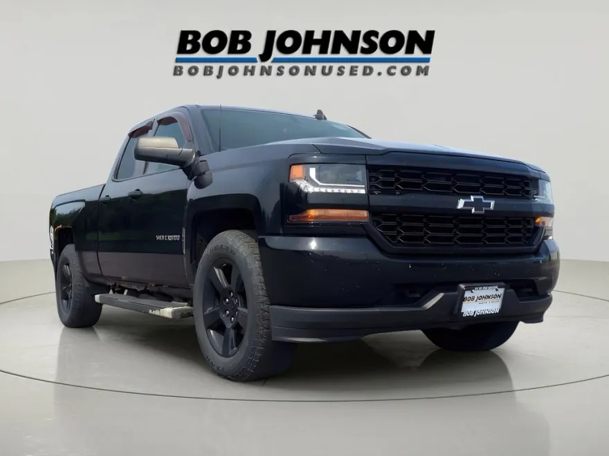 2017 Chevrolet Silverado 1500 Custom photo 1