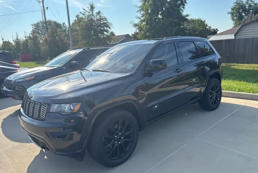 2021 Jeep Grand Cherokee Laredo photo 1