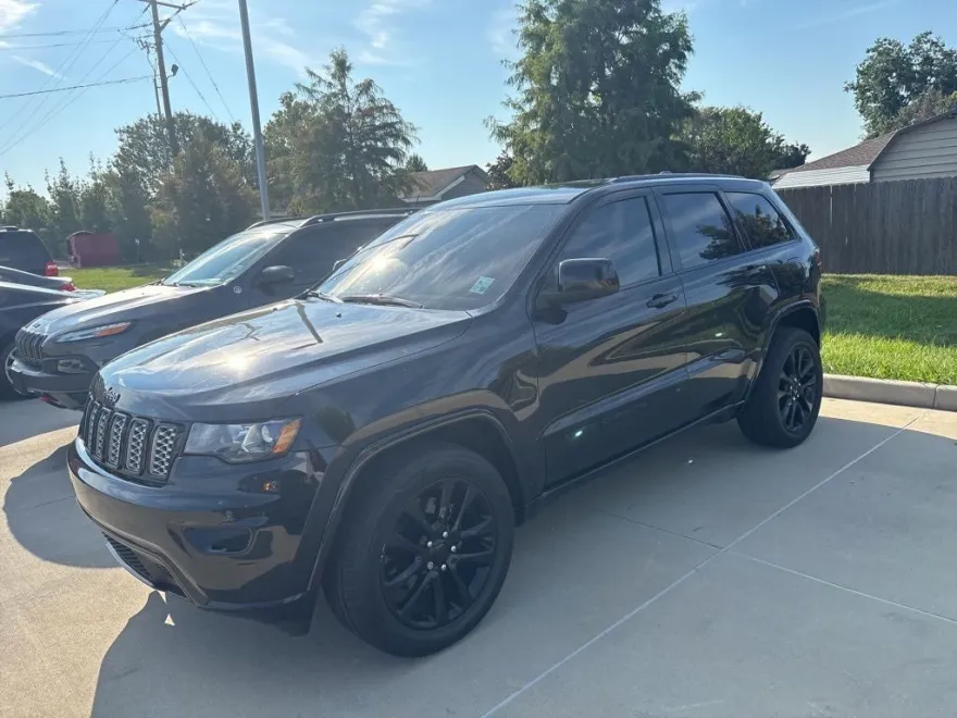 2021 Jeep Grand Cherokee Laredo photo 1
