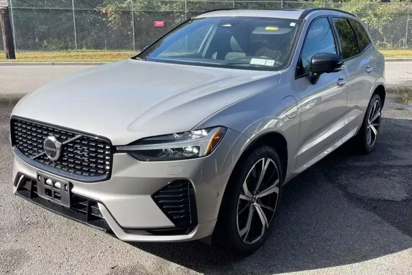2022 Volvo XC60 Recharge T8 eAWD R-Design photo 1