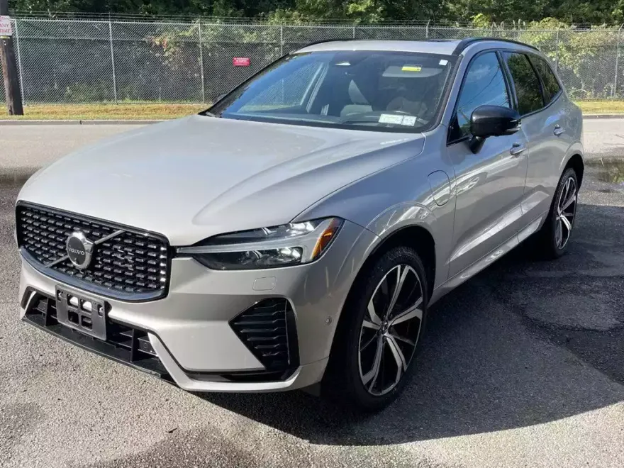2022 Volvo XC60 Recharge T8 eAWD R-Design photo 1