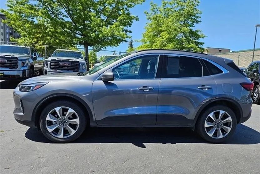 2023 Ford Escape Platinum photo 1