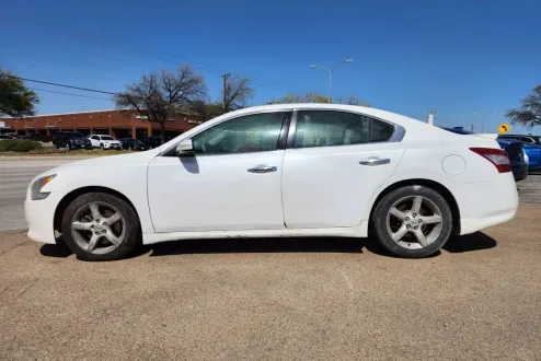 2010 Nissan Maxima SV photo 3