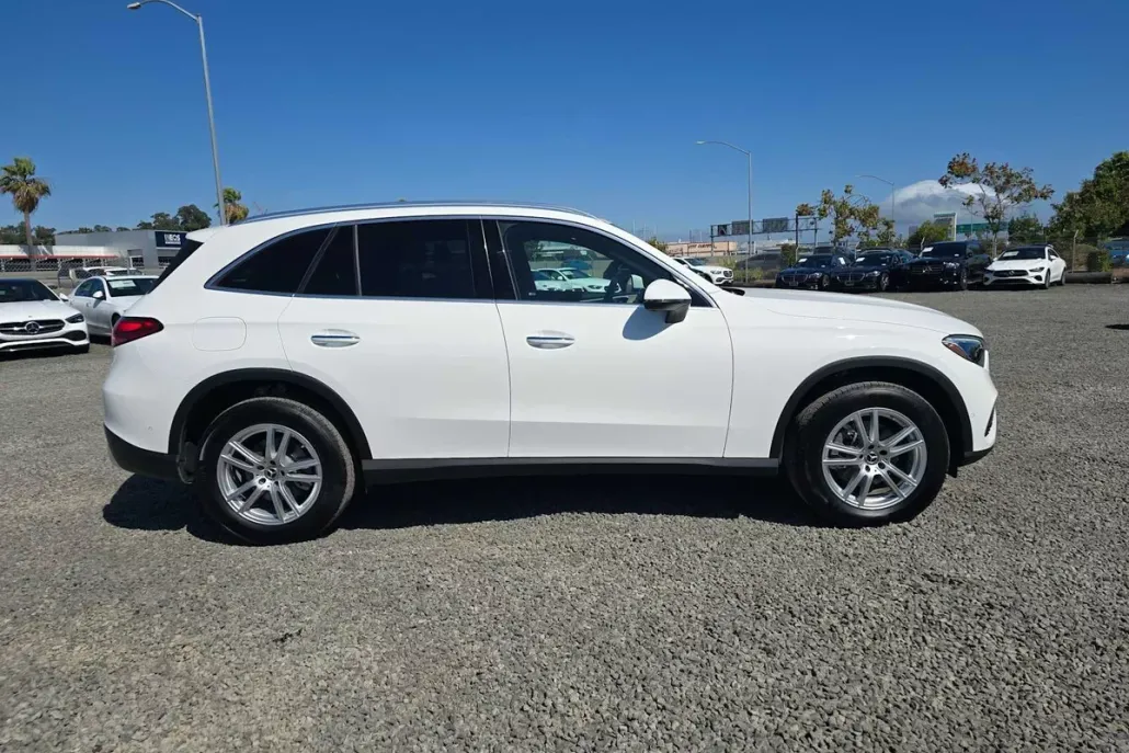 2025 Mercedes Benz GLC 300 4MATIC photo 1