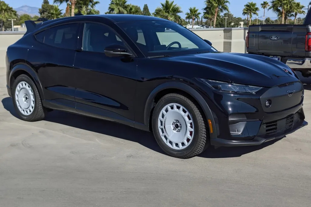 2025 Ford Mustang Mach-E GT photo 1