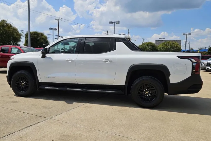 2025 Chevrolet Silverado EV LT photo 1