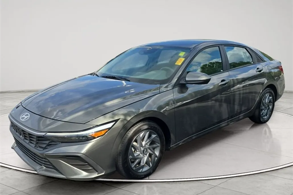 2024 Hyundai Elantra SEL photo 1