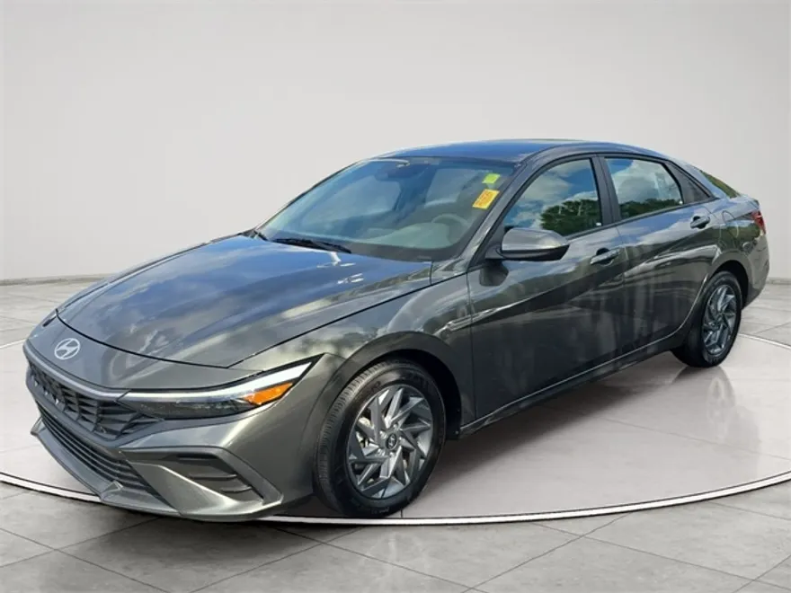2024 Hyundai Elantra SEL photo 1