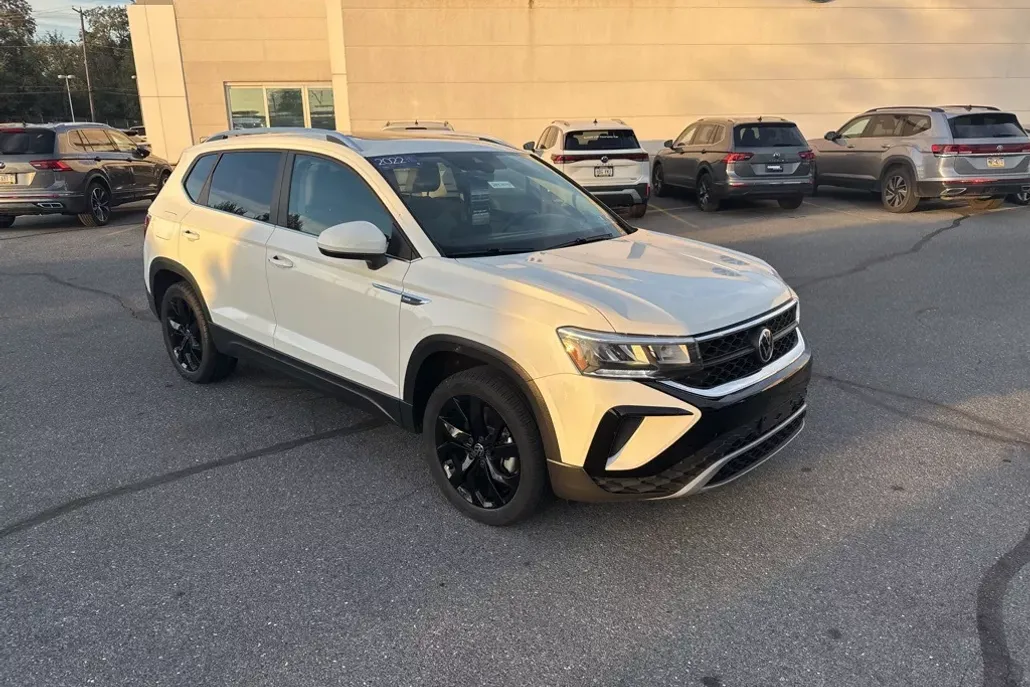 2022 Volkswagen Taos SE photo 1