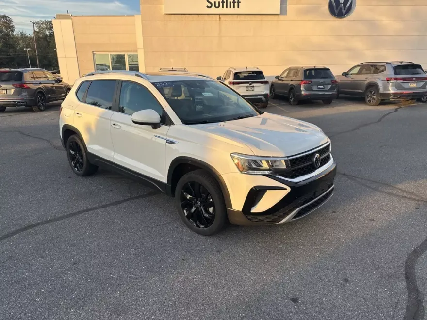 2022 Volkswagen Taos SE photo 1