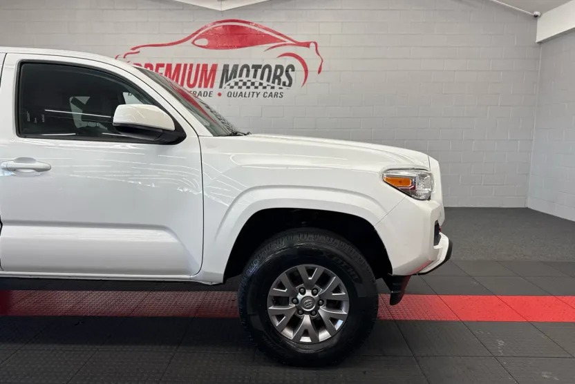2017 Toyota Tacoma LE photo 1