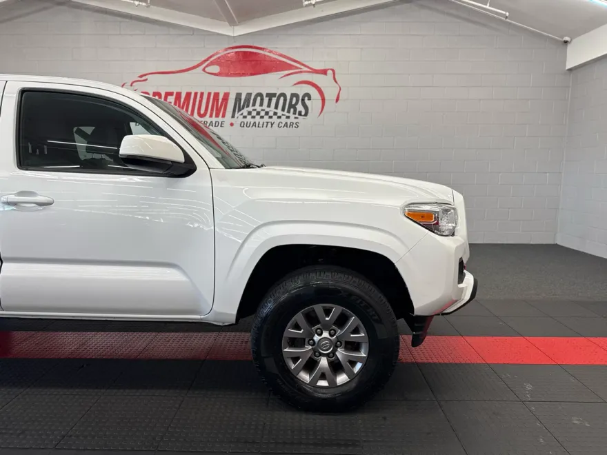 2017 Toyota Tacoma LE photo 1