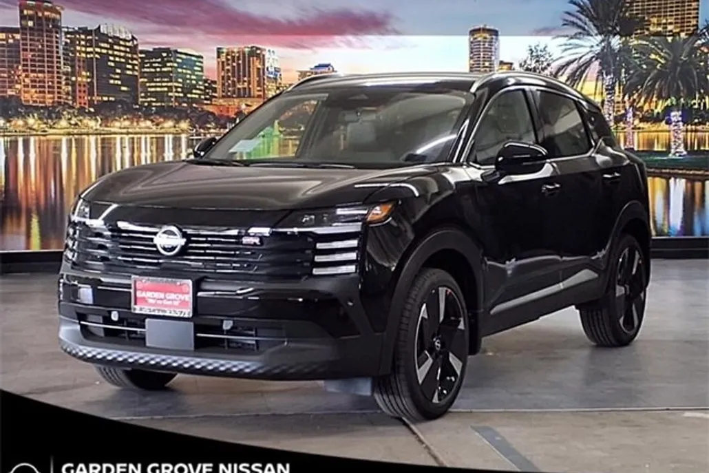 2025 Nissan Kicks SR photo 1