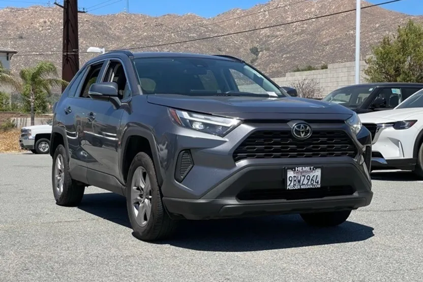 2022 Toyota RAV4 XLE photo 1