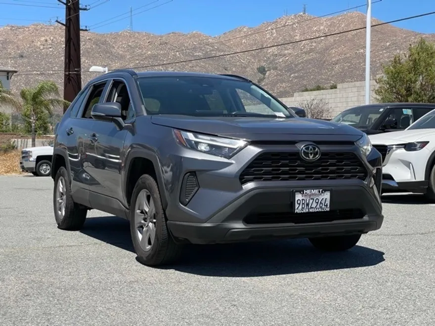 2022 Toyota RAV4 XLE photo 1
