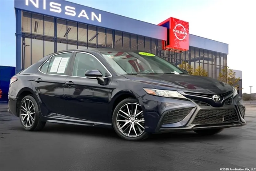 2022 Toyota Camry SE photo 1
