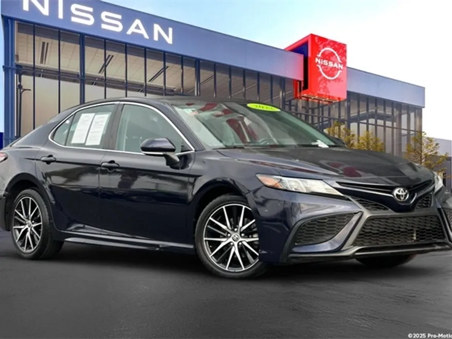 2022 Toyota Camry SE photo 1