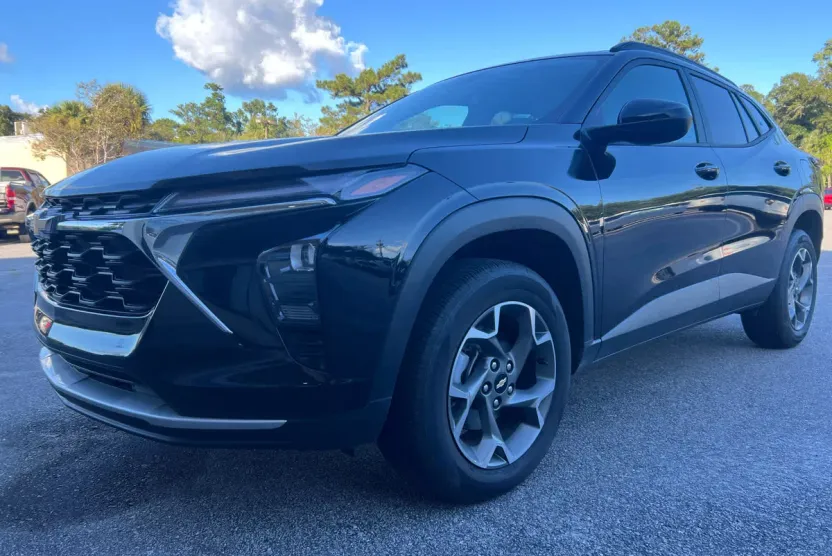 2025 Chevrolet Trax LT photo 1