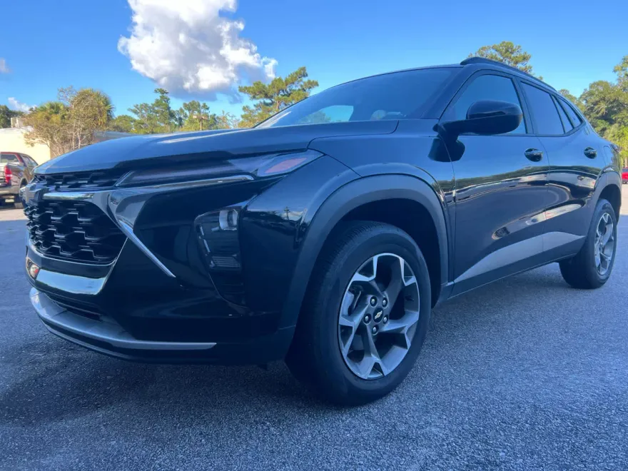 2025 Chevrolet Trax LT photo 1