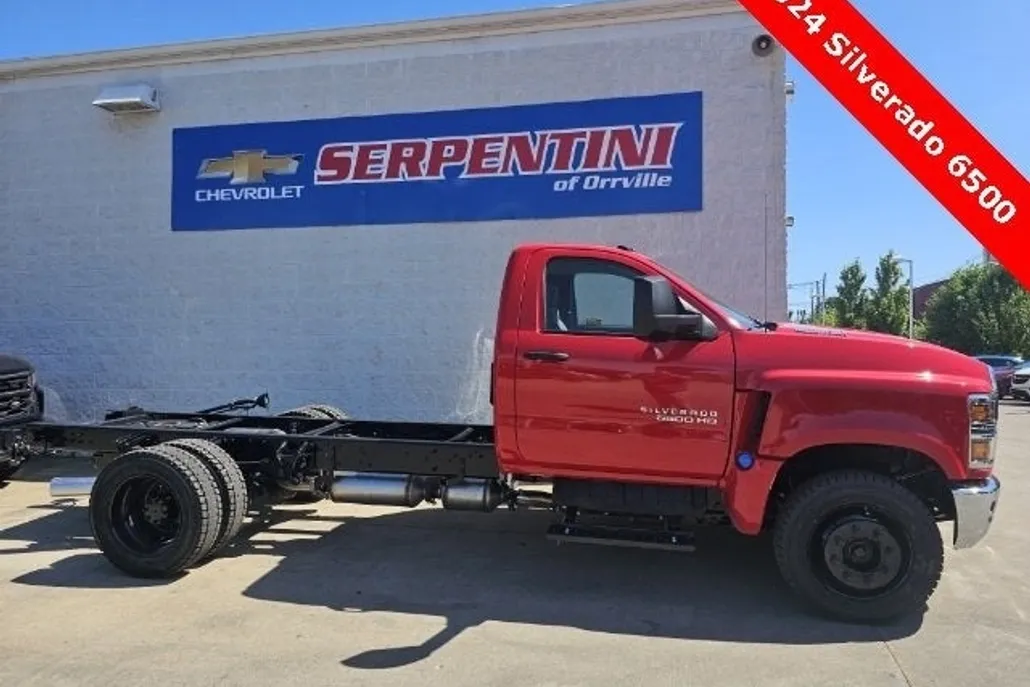 2024 Chevrolet Silverado 6500HD LT photo 1