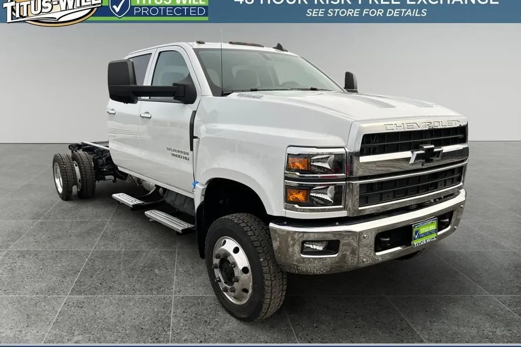2024 Chevrolet Silverado 5500HD LT photo 1