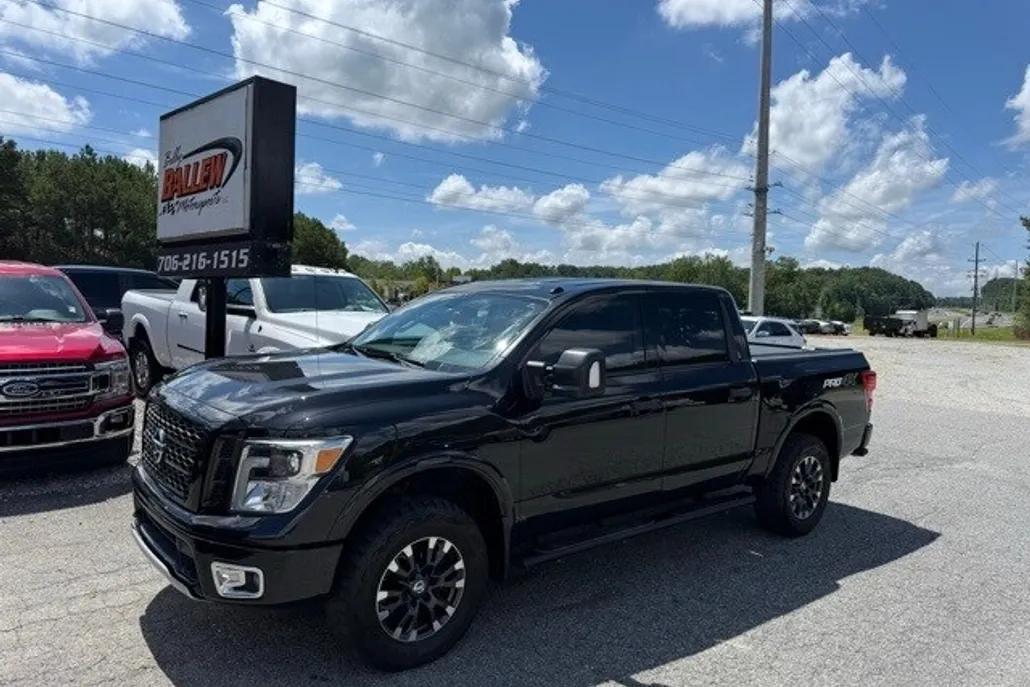 2018 Nissan Titan PRO-4X photo 1
