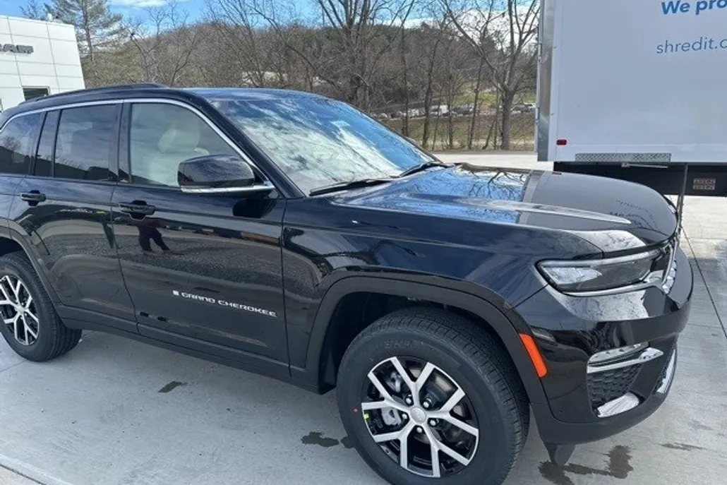 2025 Jeep Grand Cherokee Limited photo 1