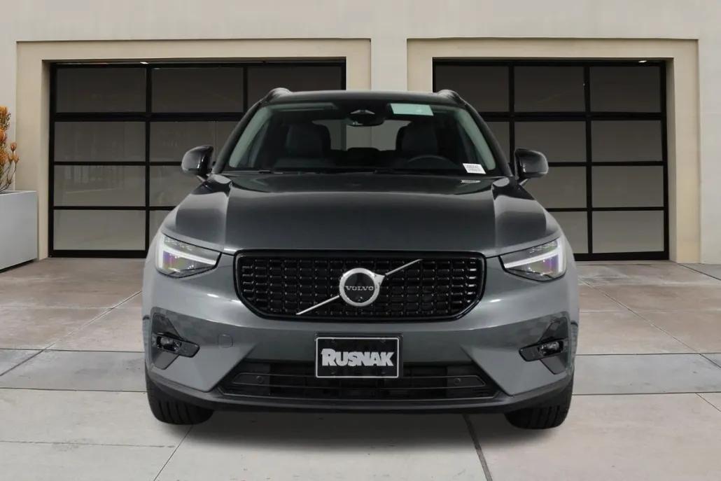 2026 Volvo XC40 photo 1