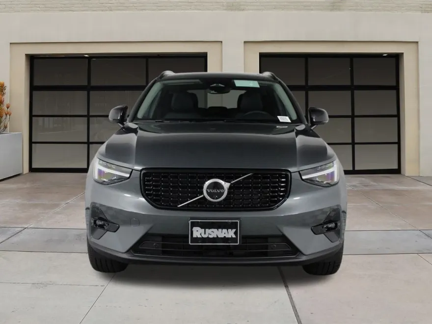 2026 Volvo XC40 photo 1