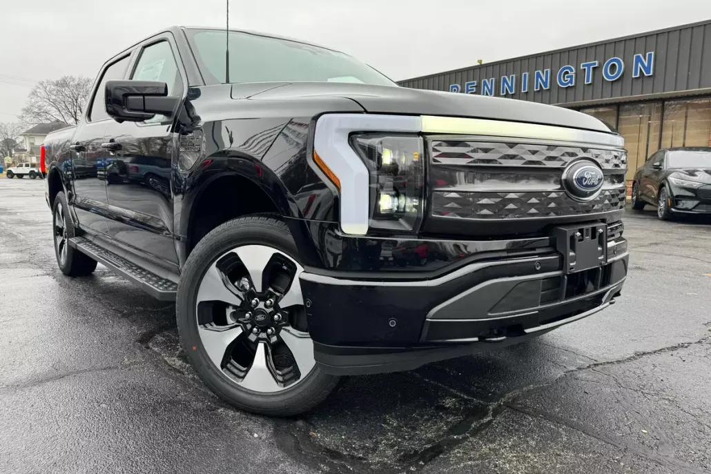 2023 Ford F-150 Lightning Platinum photo 1