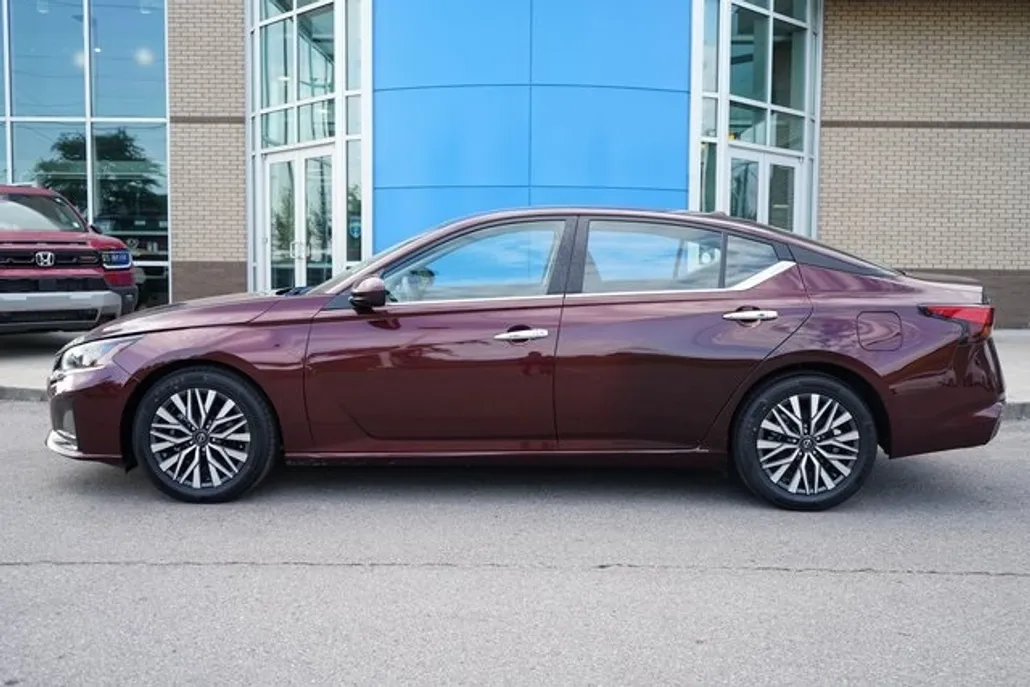 2023 Nissan Altima 2.5 SV photo 1