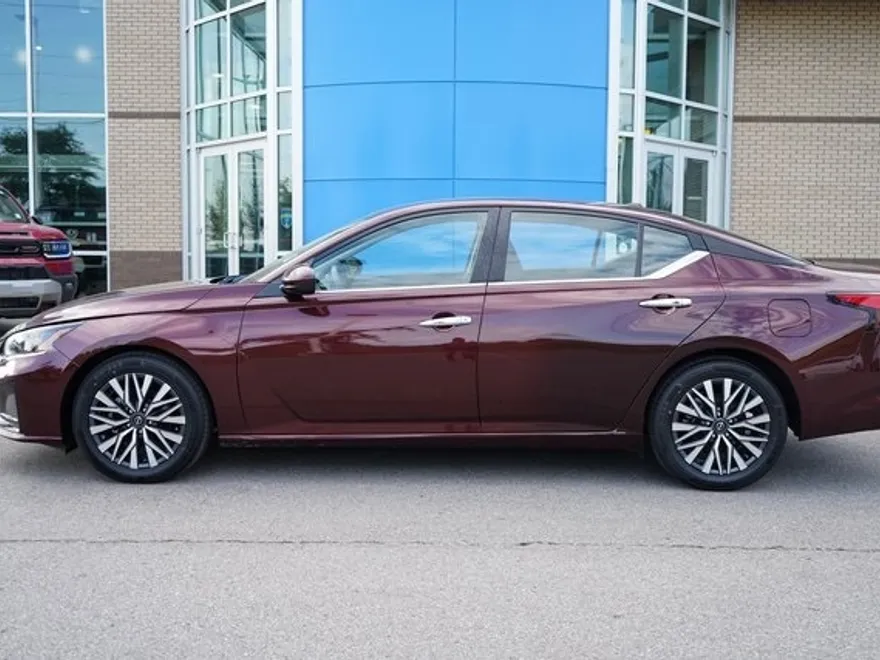 2023 Nissan Altima 2.5 SV photo 1
