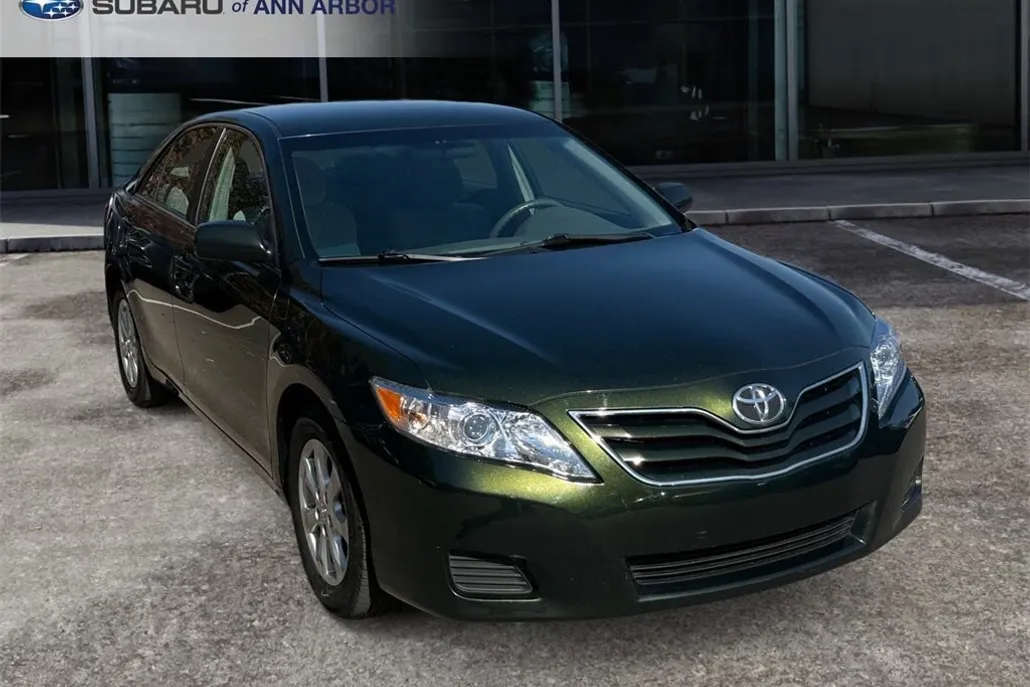 2011 Toyota Camry LE photo 1