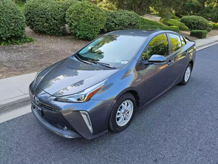 2021 Toyota Prius XLE photo 1