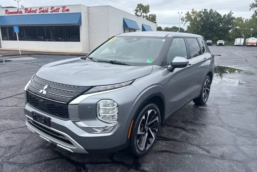 2023 Mitsubishi Outlander SE photo 1