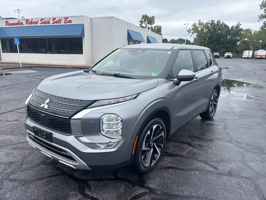 2023 Mitsubishi Outlander SE photo 1