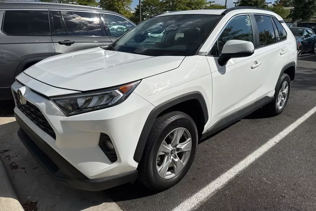 2020 Toyota RAV4 XLE photo 1