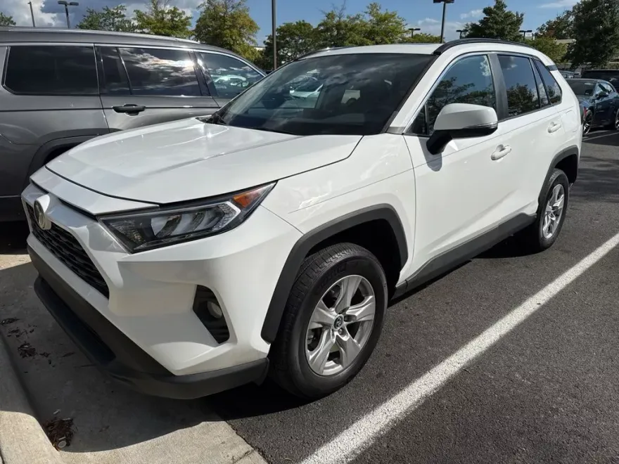 2020 Toyota RAV4 XLE photo 1