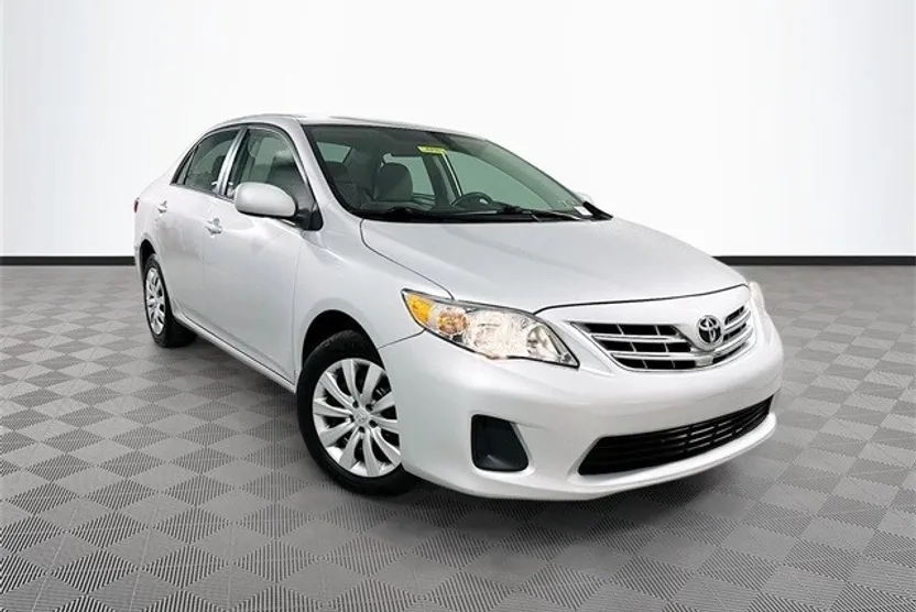 2013 Toyota Corolla LE photo 1
