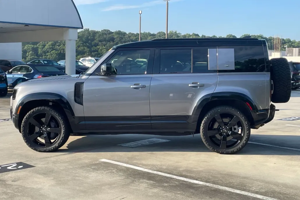 2023 Land Rover Defender X-Dynamic SE photo 1