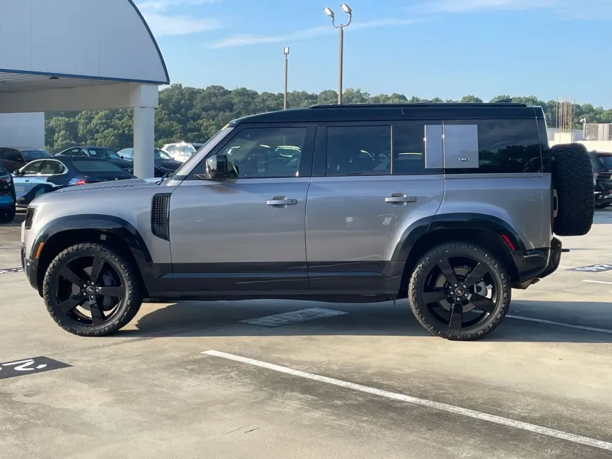 2023 Land Rover Defender X-Dynamic SE photo 1