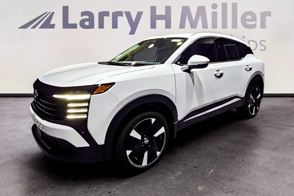 2025 Nissan Kicks SR photo 1