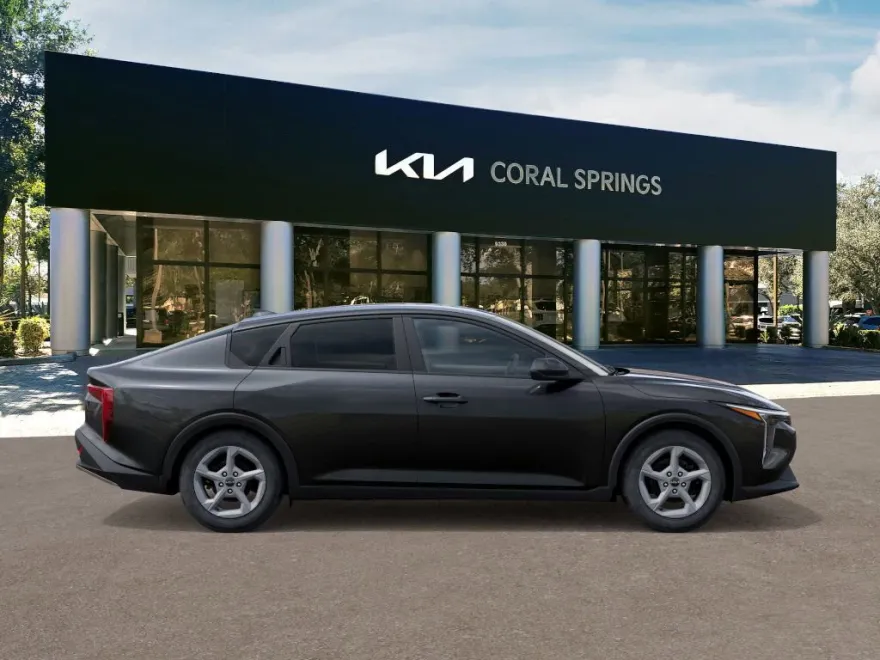 2025 Kia K4 LXS photo 1