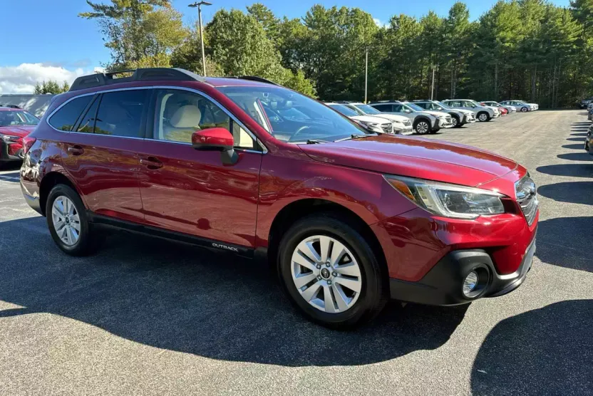 2019 Subaru Outback Premium photo 1